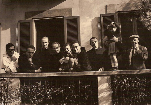 1957, Milano, casa Santucci. Con i predicatori della Missione cittadina (da s. p. Antonio Lupi, p. Ernesto Balducci, p. Davide T